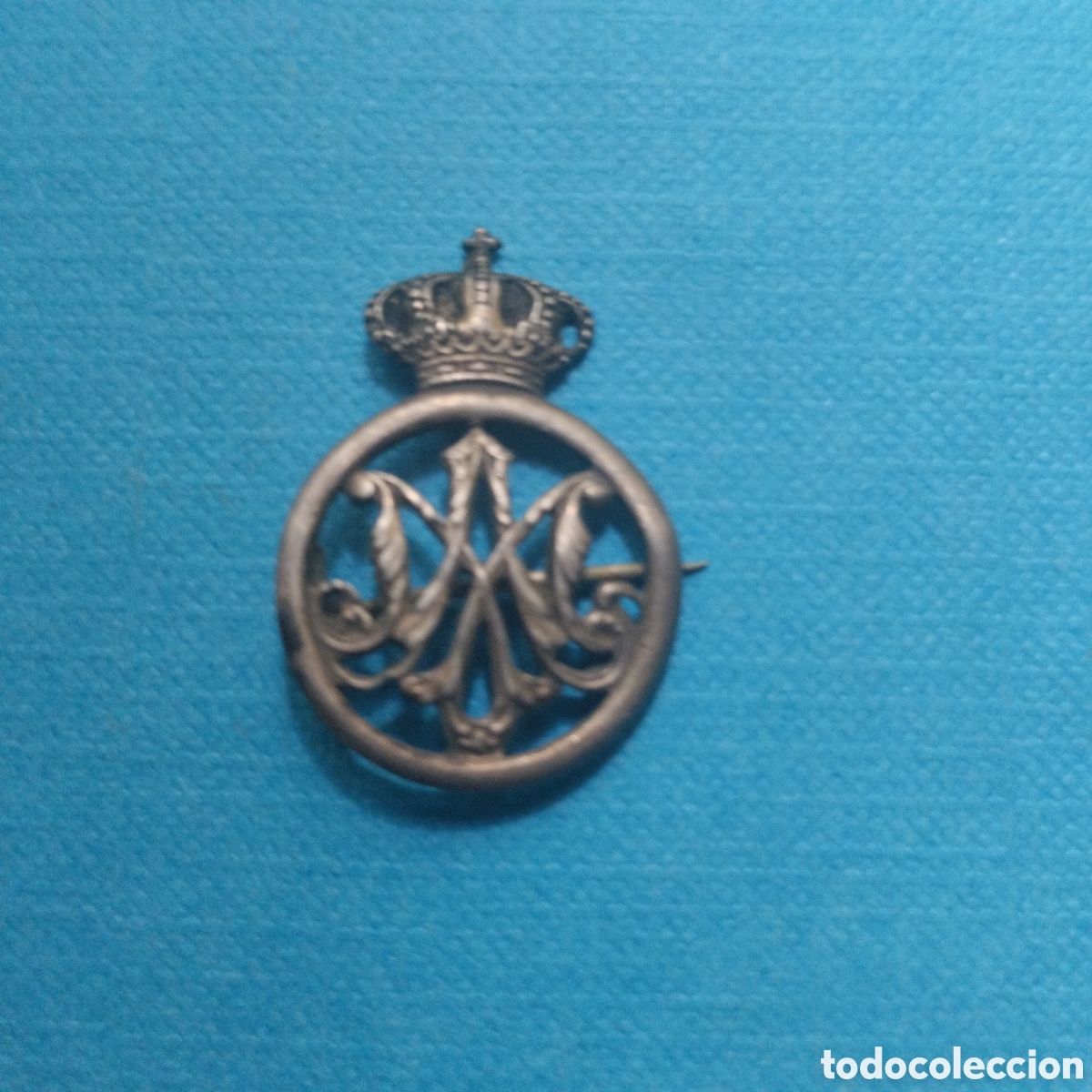 Antig&uuml;edades: Antiguo broche o alfiler prendedor realizado en metal, representando Ave Mar&iacute;a coronada. 3X2cm