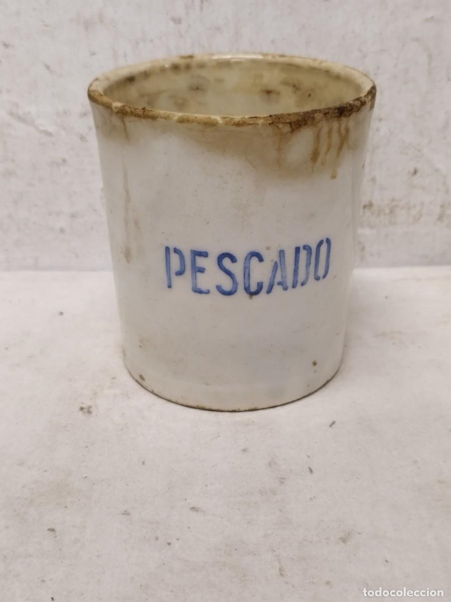 Antig&uuml;edades: Antiguo tarro o bote de porcelana, loza. Marcado pescado a identificar. De siglo XIX.