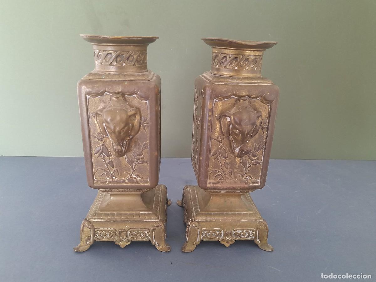 Antig&uuml;edades: Pareja Jarrones / Urnas Antiguos S. XIX Estilo Modernista / Aesthetic Movement, Bronce, 19 cm, 2,6kg