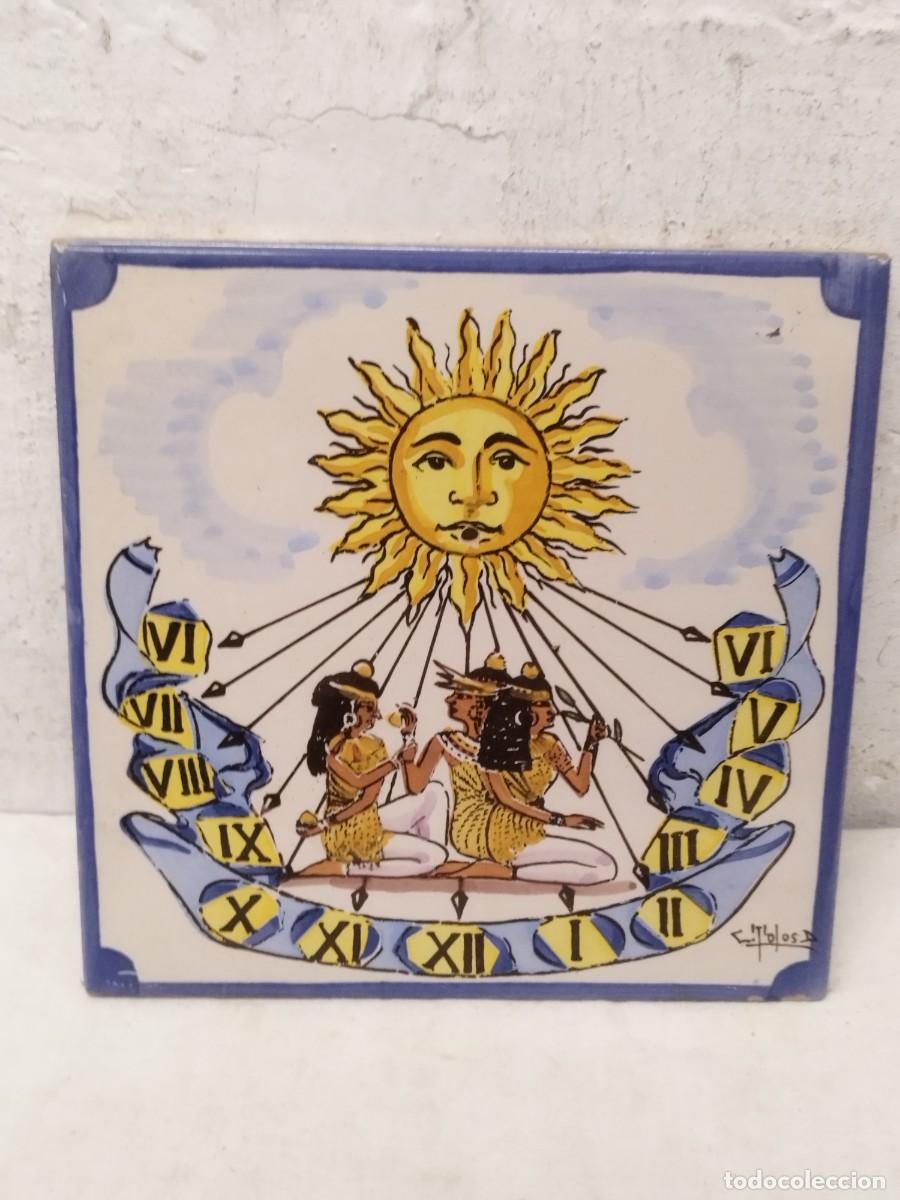 Antig&uuml;edades: Antiguo azulejo o rayola de un reloj solar con motivos egipcios. Firmado C. Tolosa.