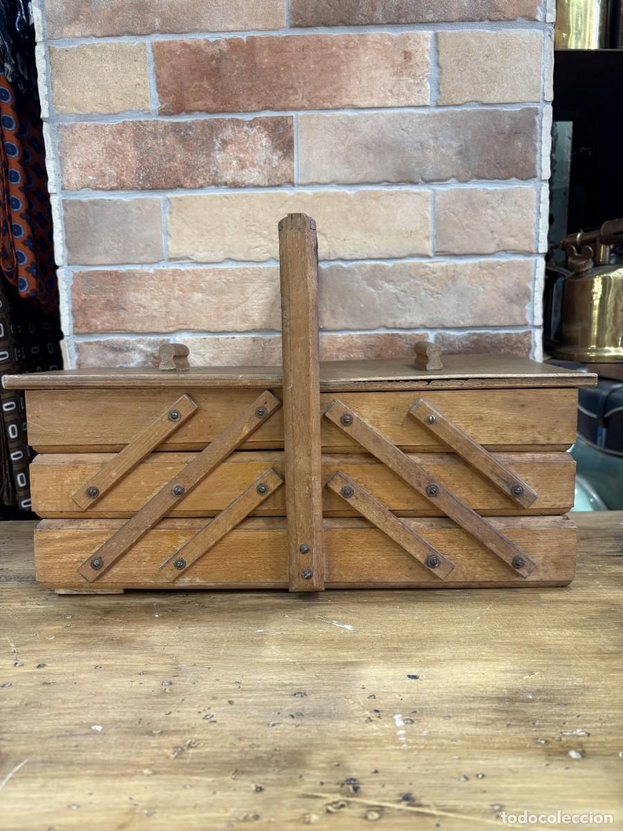 Antig&uuml;edades: Costurero desplegable antiguo de madera