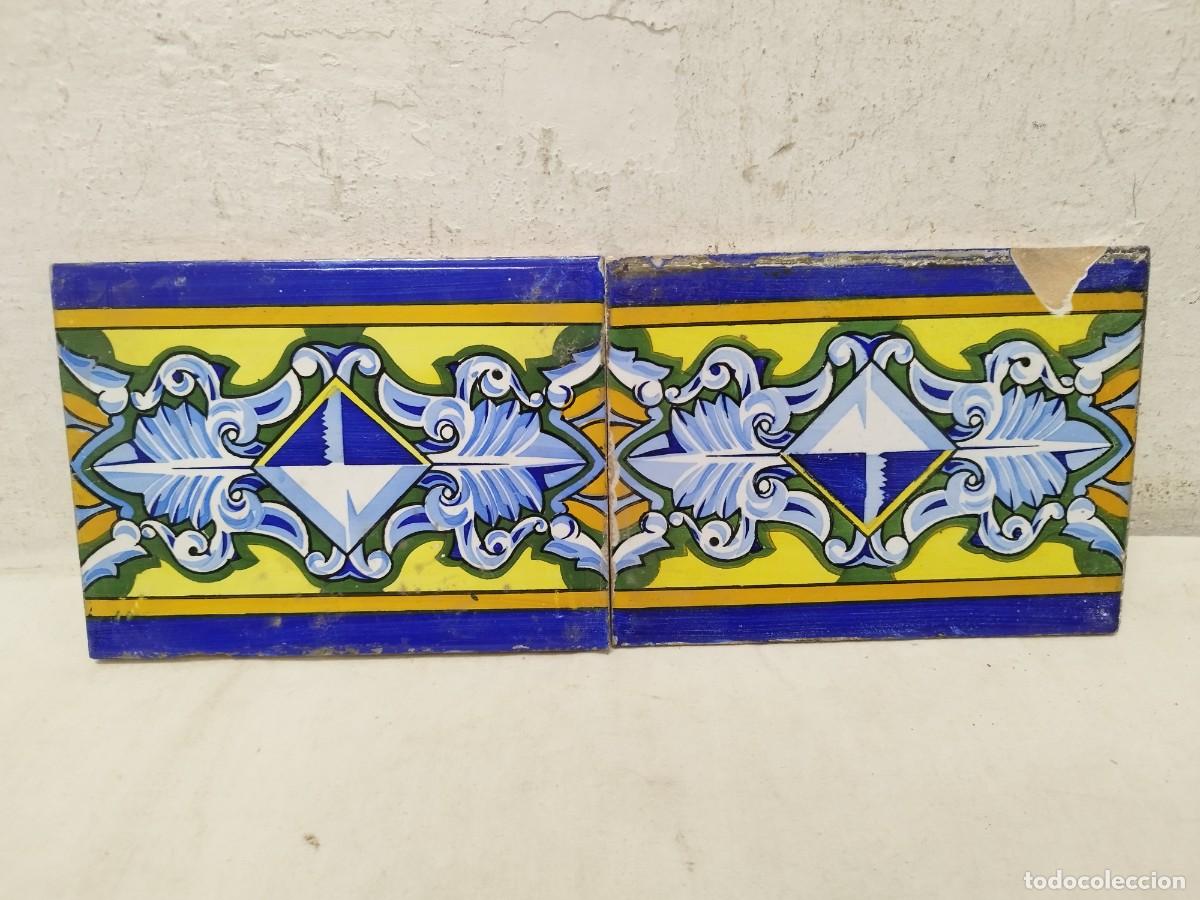 Antig&uuml;edades: Dos antiguos azulejos o rayolas, con cenefa t&iacute;pica. Proceden de Valencia.