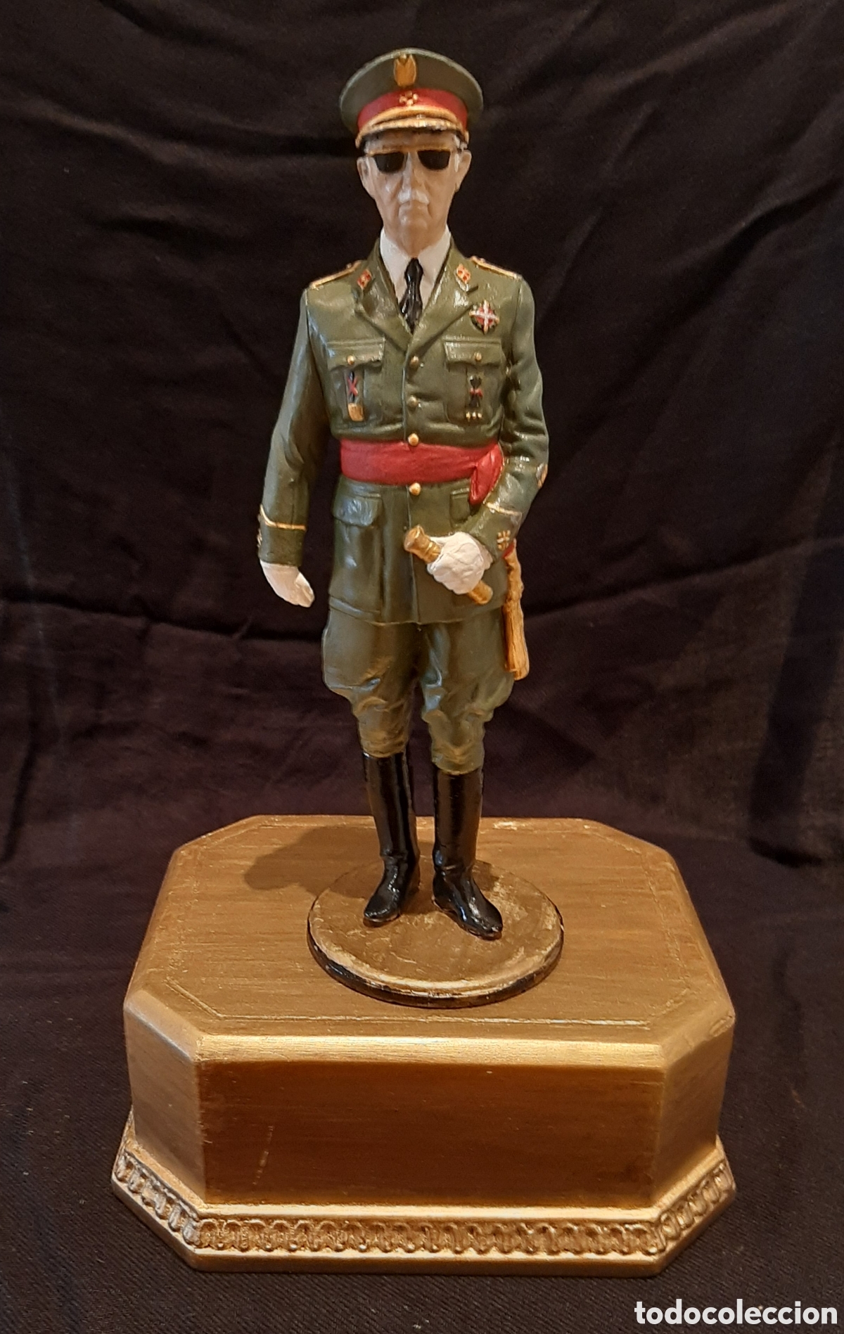 Antig&uuml;edades: Figura de Franco de hierro con peana.