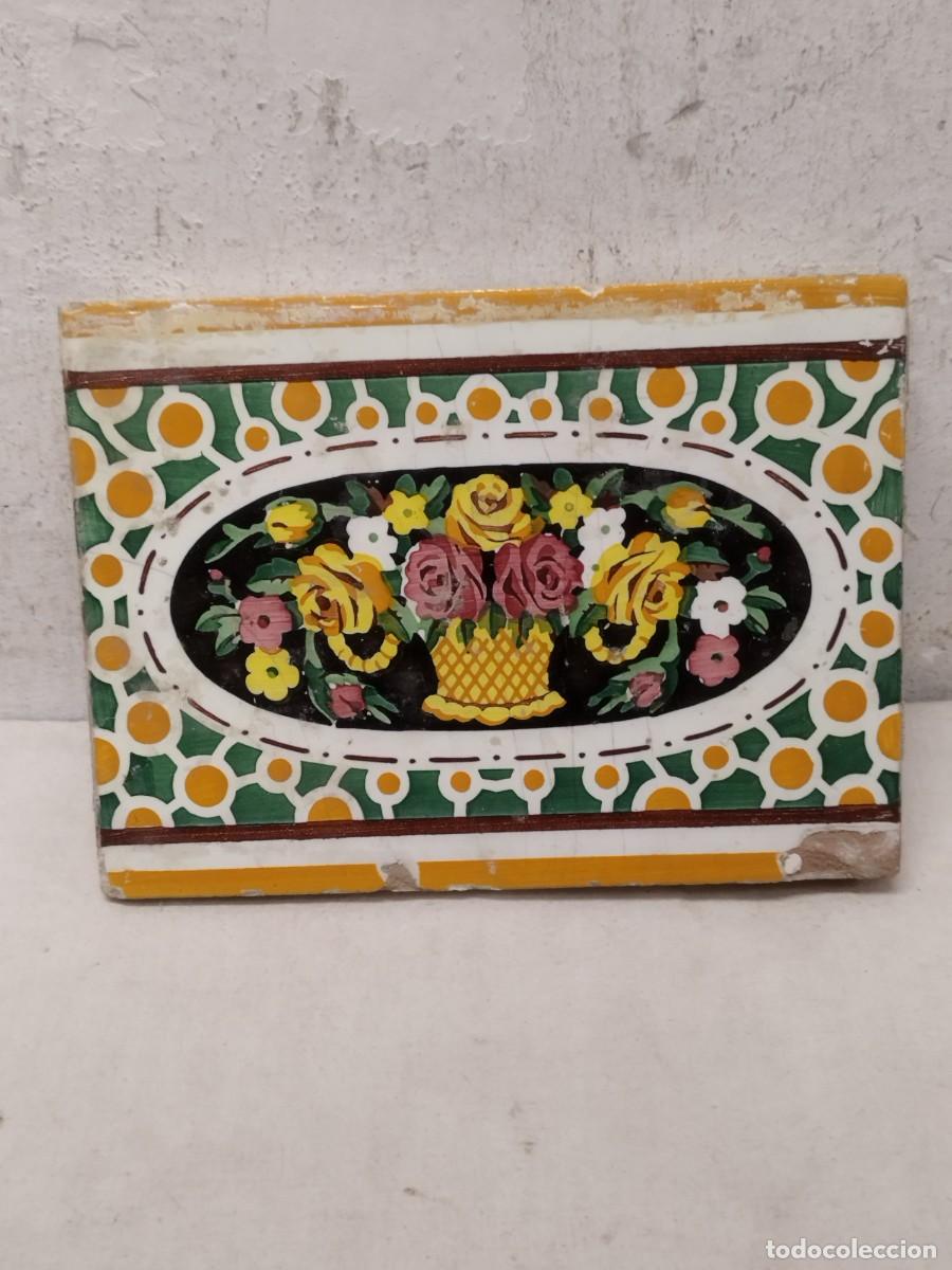 Antig&uuml;edades: Antiguo azulejo o rayola cenefa. motivo central de una cesta con flores. Procede de Valencia.