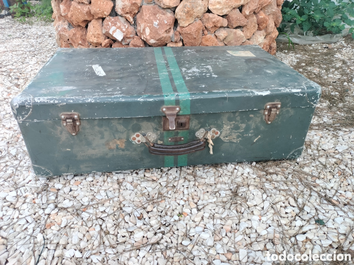 Antig&uuml;edades: Antigua maleta o ba&uacute;l de viaje antiguo de color verde oscuro con dos franjas verticales y cierres