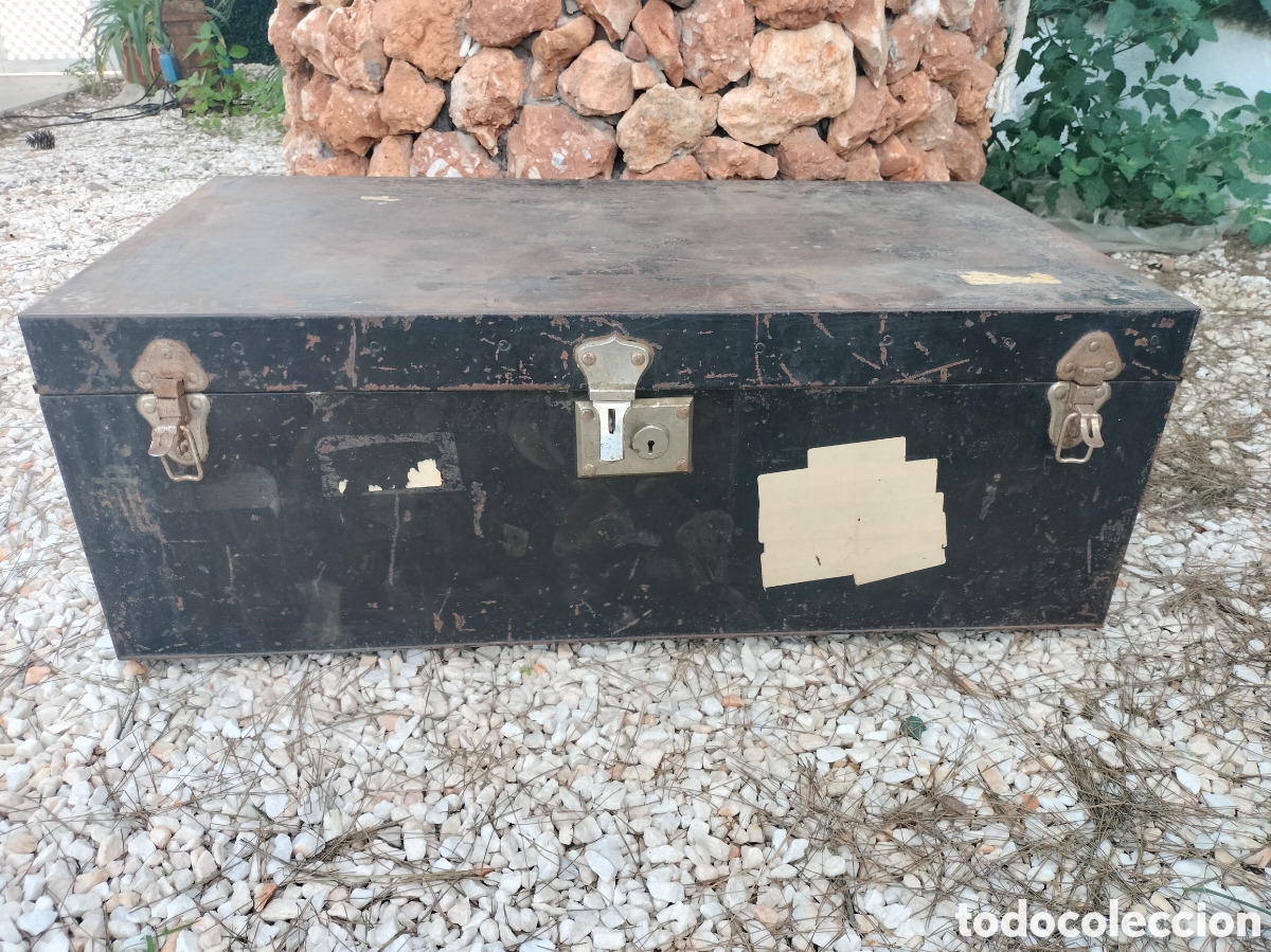 Antig&uuml;edades: Antiguo ba&uacute;l met&aacute;lico o cofre de almacenamiento antiguo de estilo militar o de viaje