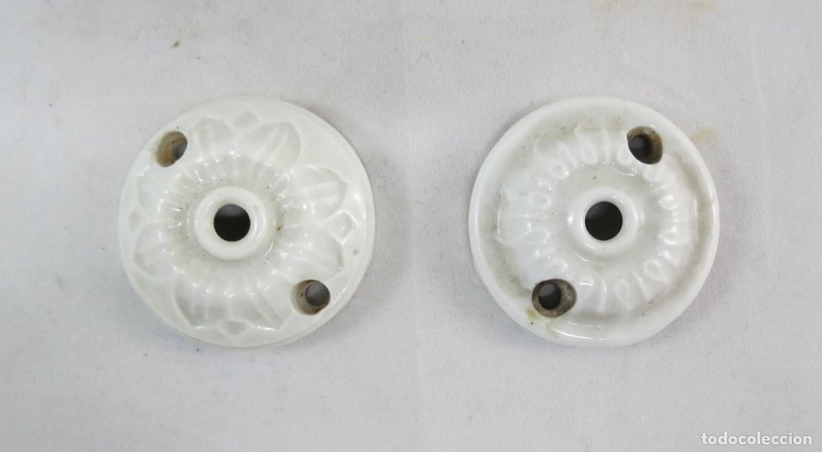 Antig&uuml;edades: Duas fichas el&eacute;ctricas em porcelana; Duas pe&ccedil;as em porcelana branca; Di&acirc;metro &ndash; 5.5cm; Condi&ccedil;&atilde;o - bo
