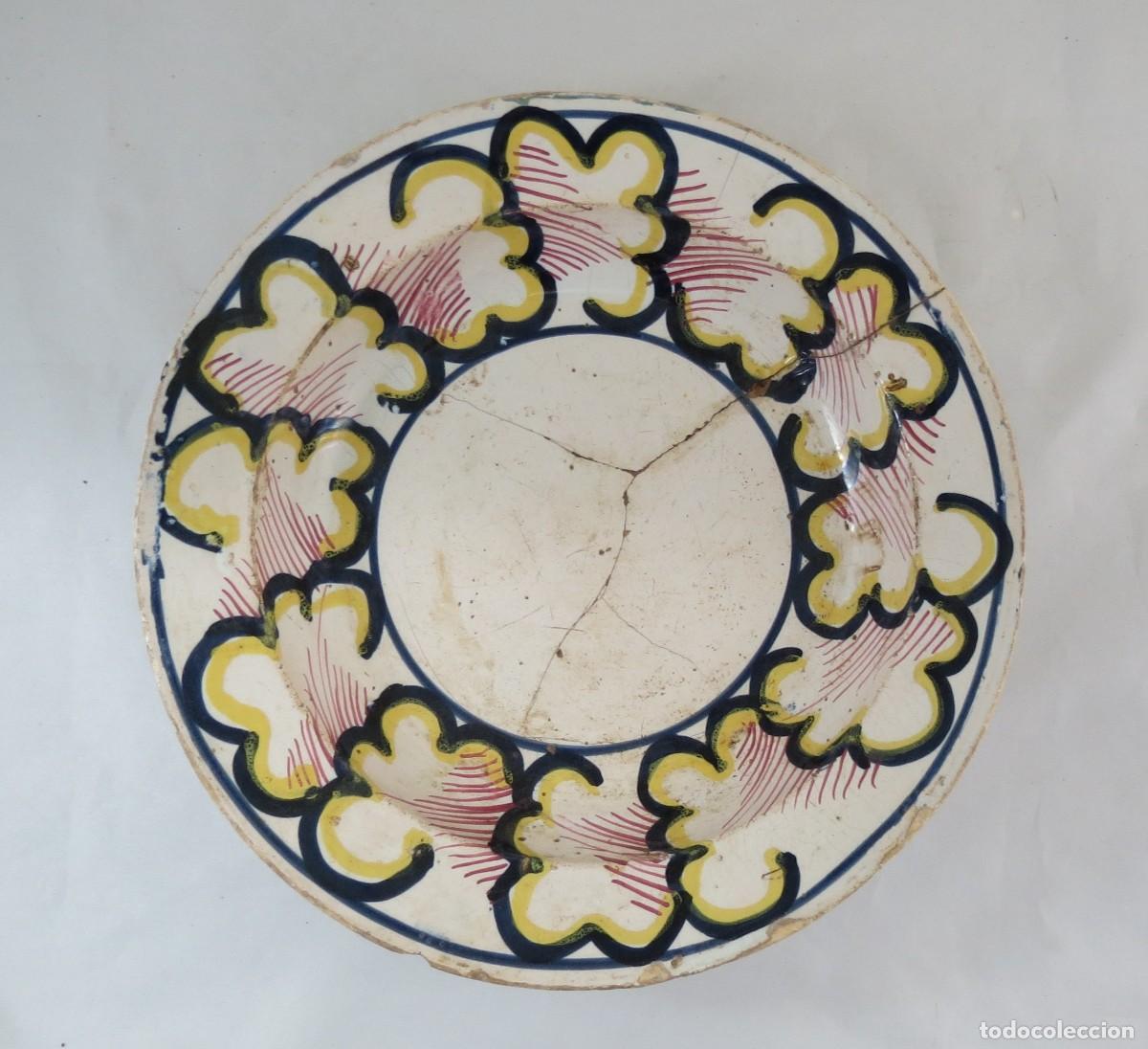 Antig&uuml;edades: Prato de F&aacute;brica do Norte decorado com flores estilizadas; Di&acirc;metro-30cm;