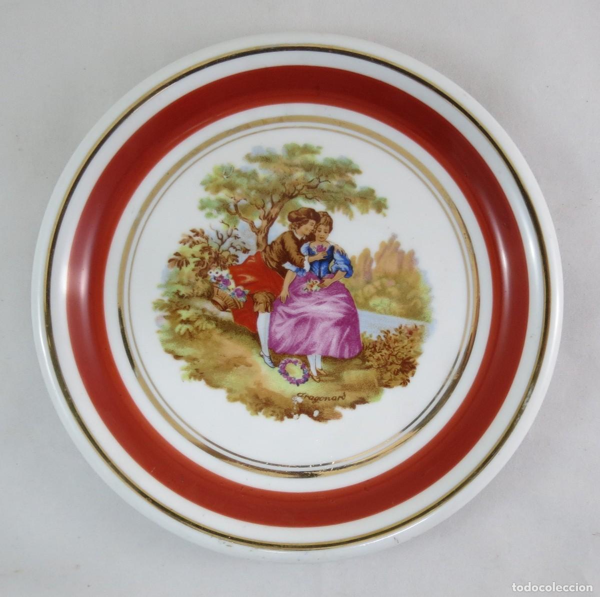 Antig&uuml;edades: Prato porcelana europeia decorado com casal galante; Di&acirc;metro &ndash; 19cm; Condi&ccedil;&atilde;o &ndash; perfeito