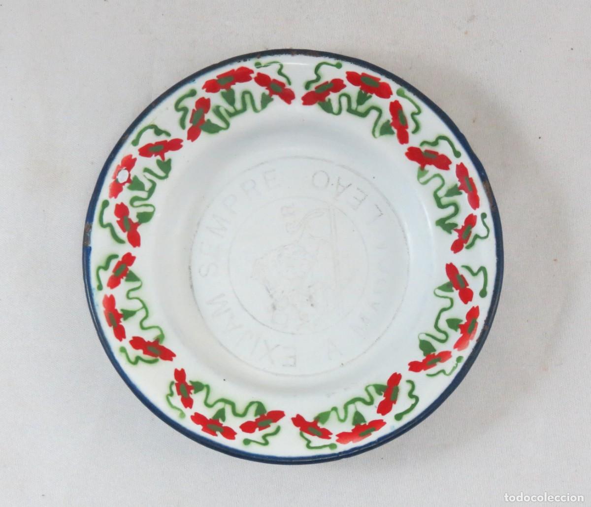 Antig&uuml;edades: Prato Esmalte decorado com flores; Marcado Le&atilde;o Porto; Di&acirc;metro-11cm; Condi&ccedil;&atilde;o-com cabelo como &eacute; mos