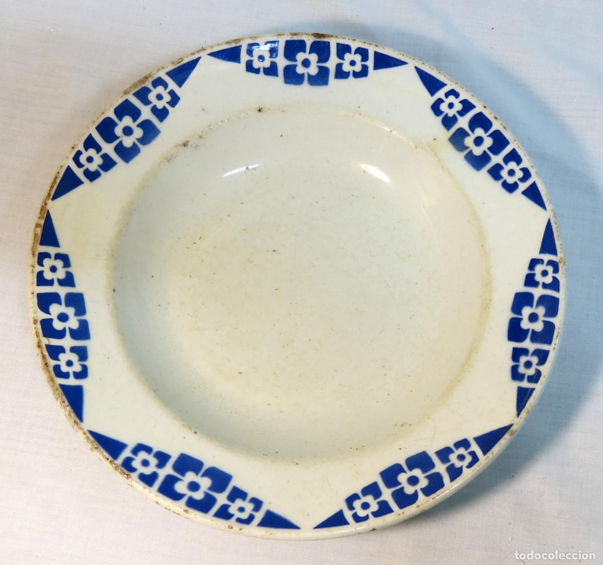 Antig&uuml;edades: Prato em faian&ccedil;a decorado a azul e branco; Estado &ndash; Perfeito; Di&acirc;metro &ndash; 23cm;