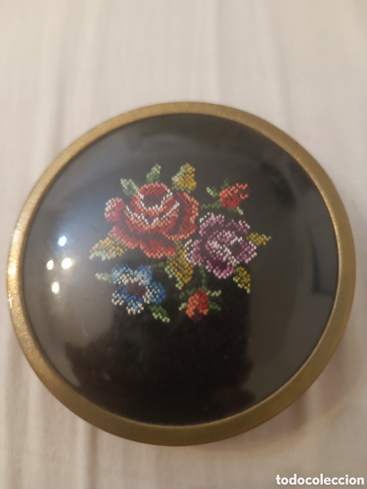 Antig&uuml;edades: Polvera antigua dorada tapa negra motivo punto de cruz floral