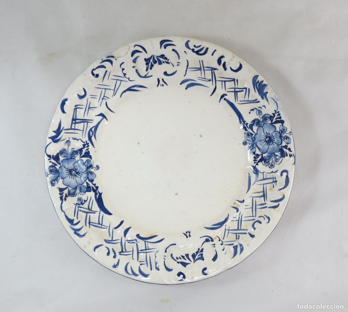 Antig&uuml;edades: Prato em faian&ccedil;a branca com a borda moldada e decorada a azul; Di&acirc;metro-25cm; Condi&ccedil;&atilde;o-boa mas usado