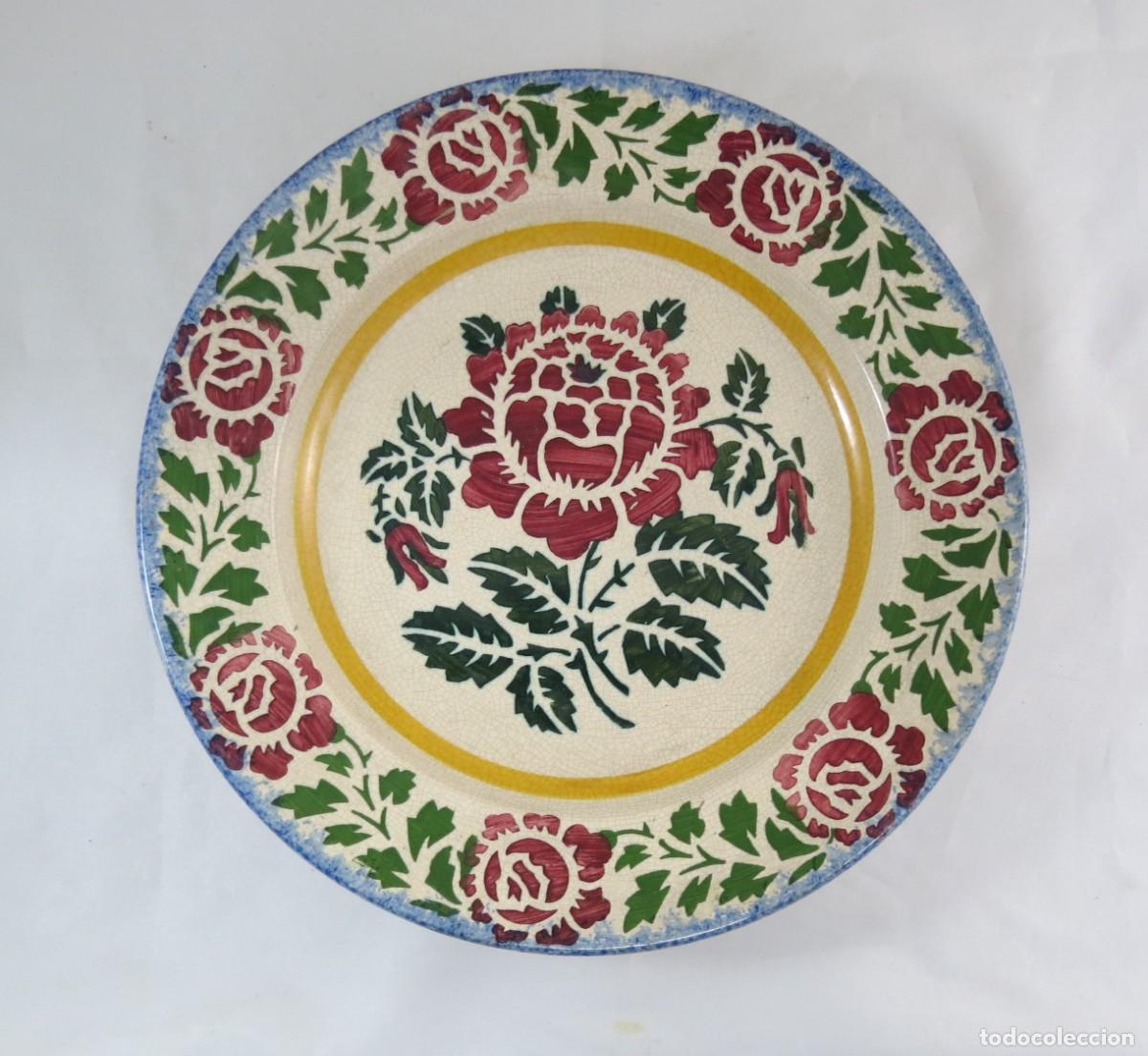 Antig&uuml;edades: Prato faian&ccedil;a portuguesa decorado com flores; Di&acirc;metro &ndash; 33cm; Condi&ccedil;&atilde;o &ndash; perfeito