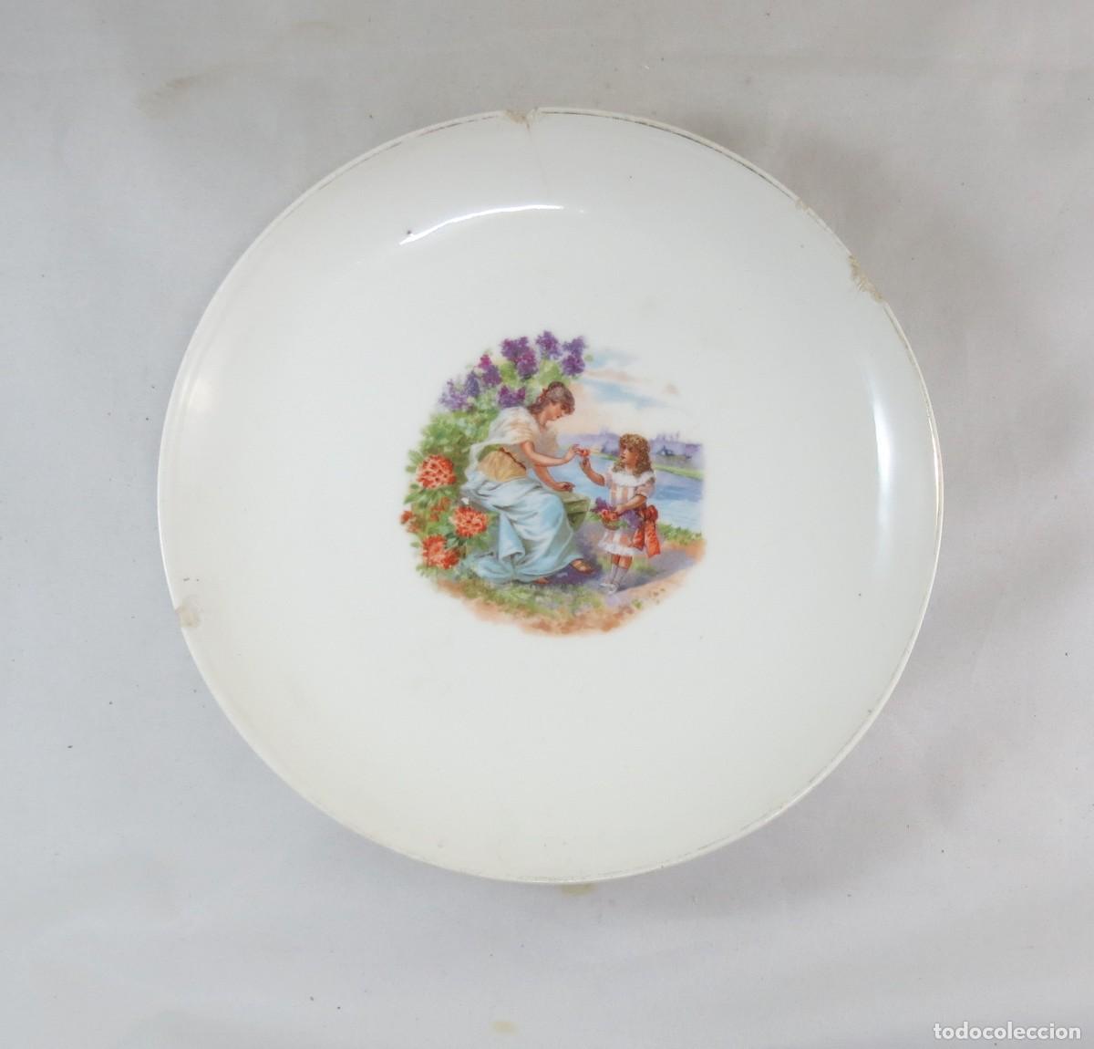 Antig&uuml;edades: Prato em porcelana decorado com senhora e menino; Di&acirc;metro-23cm;