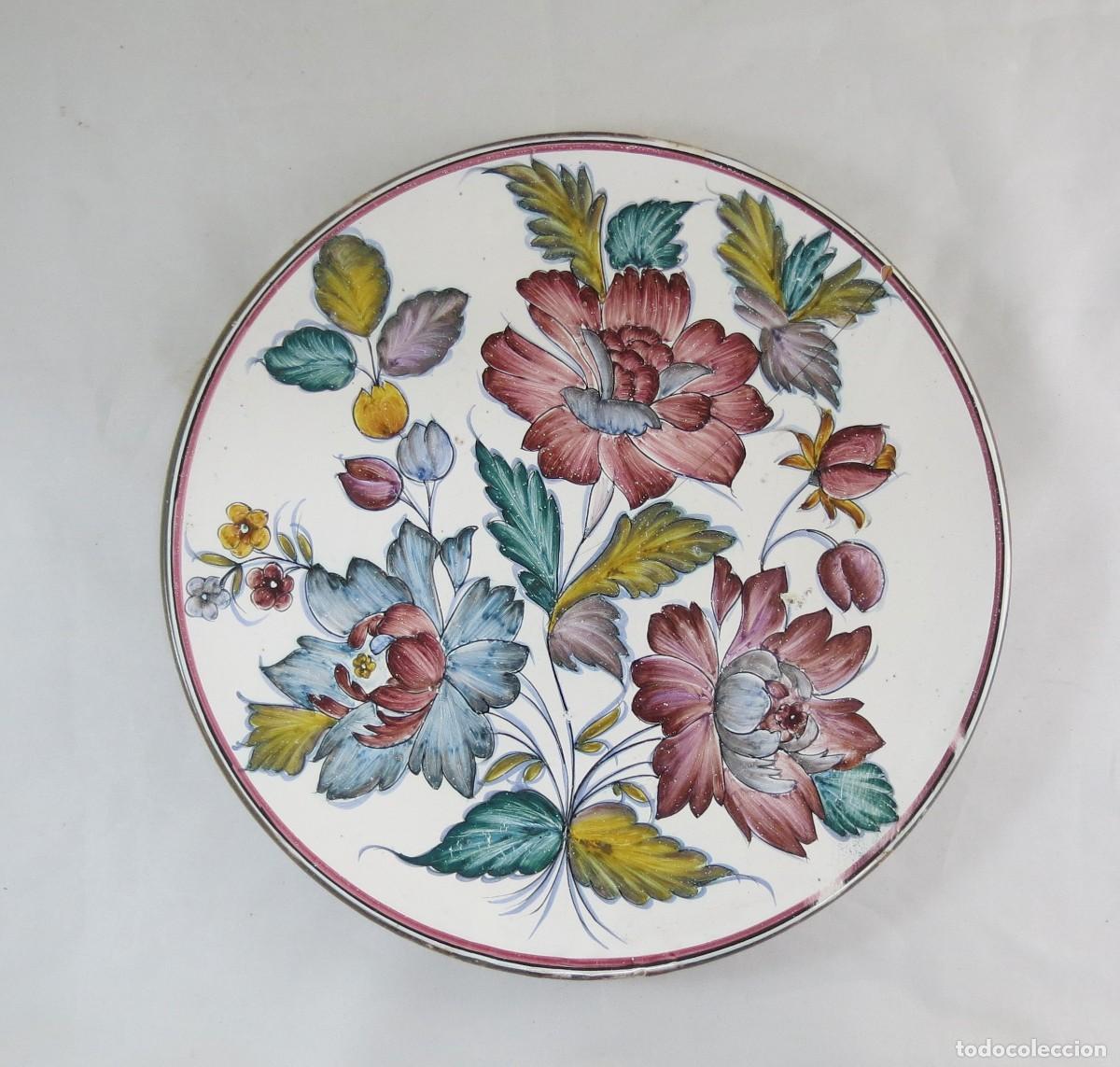 Antig&uuml;edades: Prato em terracota decorado com flores; Di&acirc;metro &ndash; 29cm;