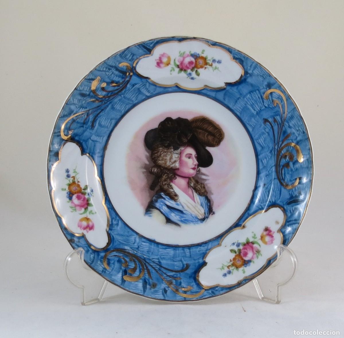 Antig&uuml;edades: Prato em porcelana decorado com figura de senhora &agrave; maneira do s&eacute;culo XVIII; Marcado &ndash; Argilar;