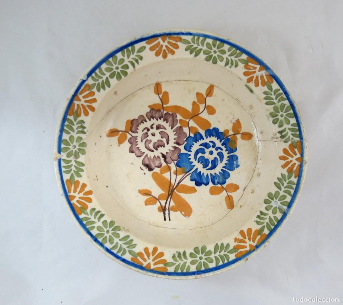 Antig&uuml;edades: Prato de F&aacute;brica do Norte decorado com duas flores; Di&acirc;metro-30cm;