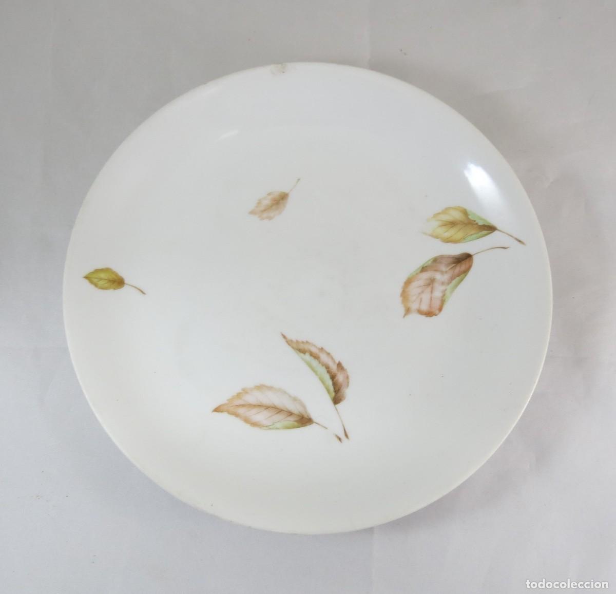 Antig&uuml;edades: Prato em porcelana de Coimbra decorado com folhas, decora&ccedil;&atilde;o &ldquo;Folhas de Outono&rdquo;; Marcado; 24cm