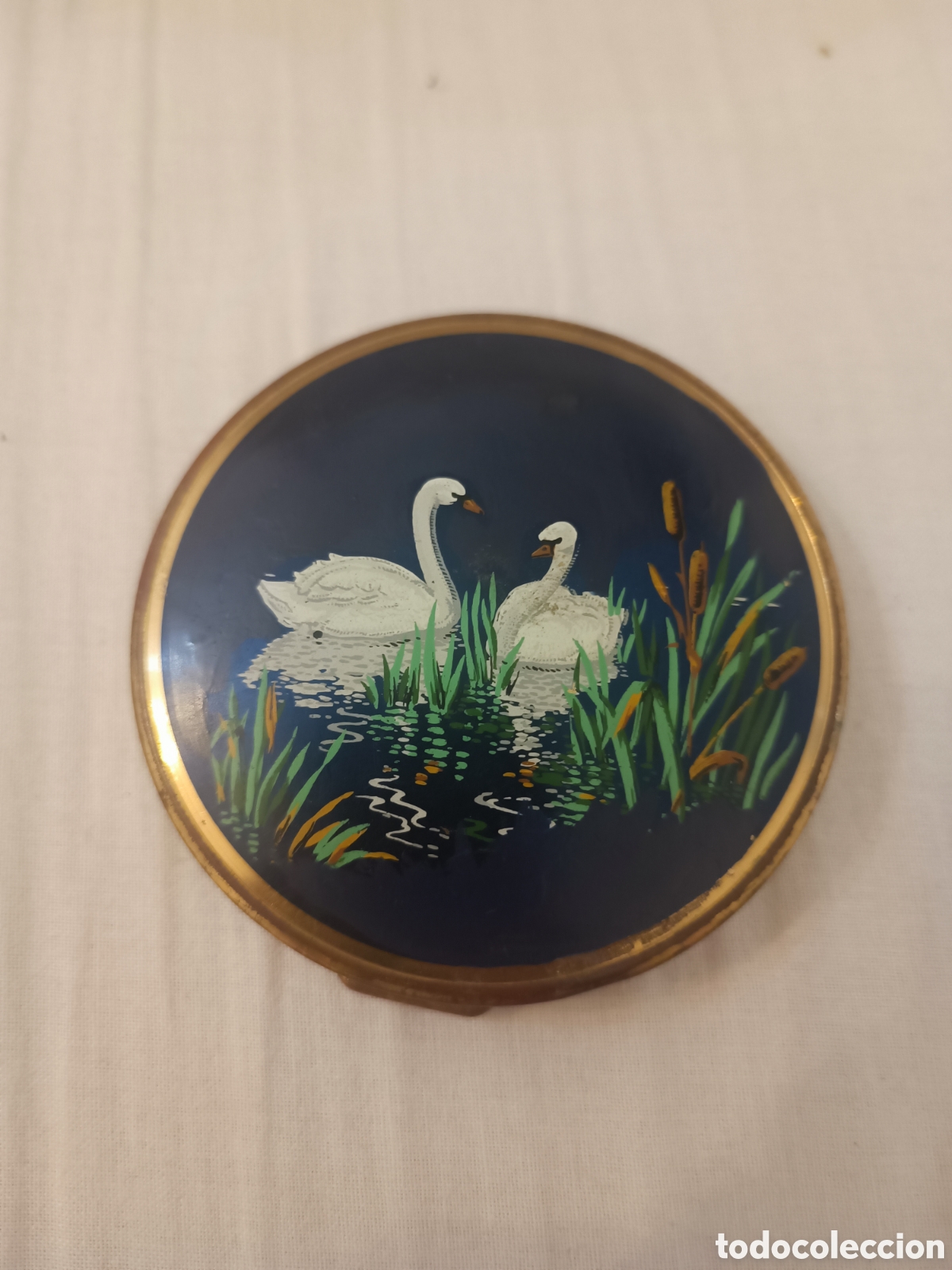 Antig&uuml;edades: Polvera antigua dorada tapa cisnes findo azul oscuro