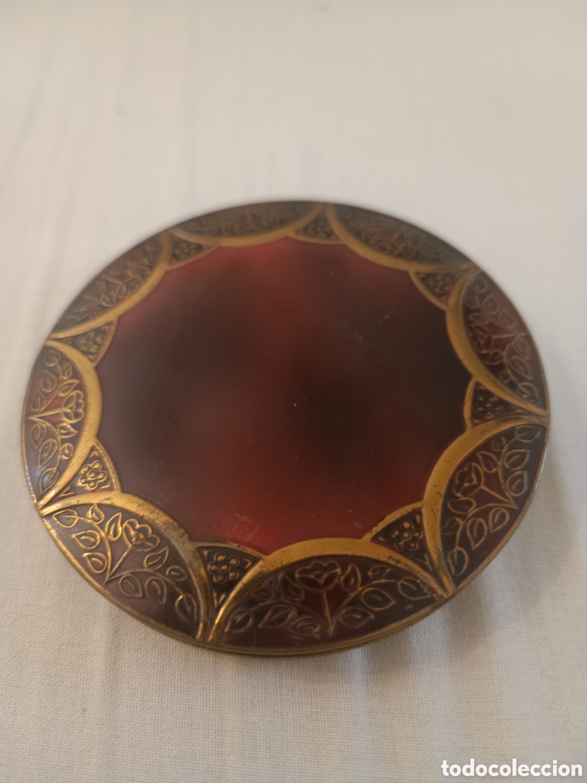 Antig&uuml;edades: Polvera antigua dorada tapa color cobre y carey