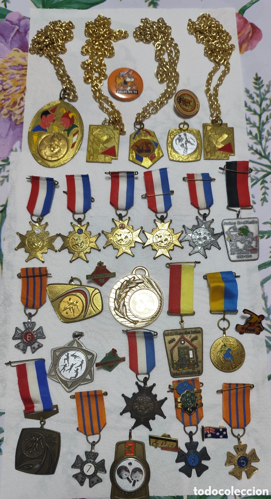Antig&uuml;edades: Lote de 30 medallas e insignias deportivas.