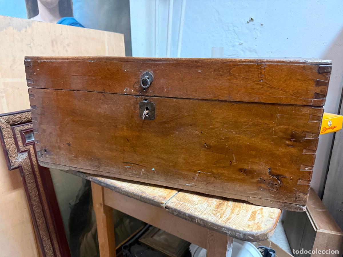Antig&uuml;edades: ANTIGUO BAUL ALCON EN MADERA DE PINO CON MEDIDAS 63X32X28 CM