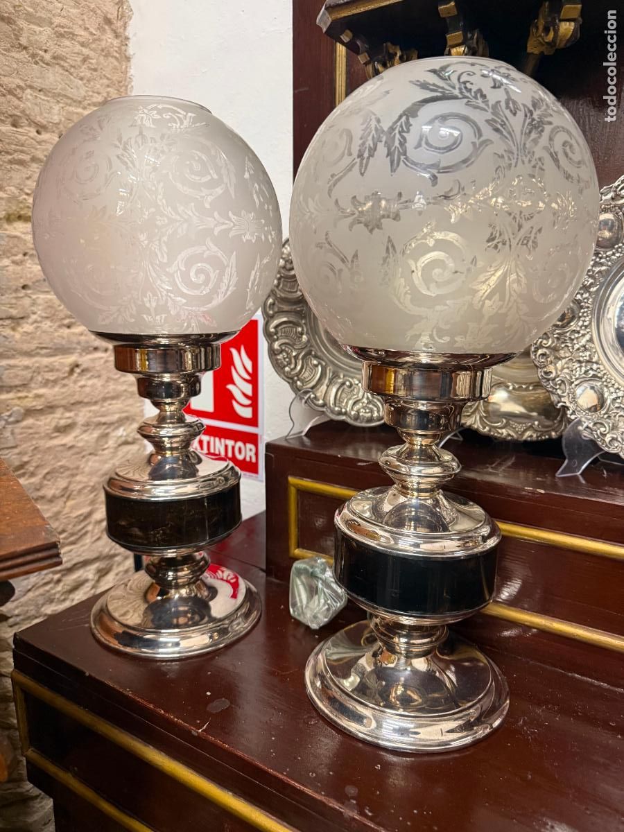 Antig&uuml;edades: PAREJA DE LAMPARAS SOBRE MESA DE ALPACA CON BA&Ntilde;O DE PLATA - MEDIDA TOTAL 52 CM