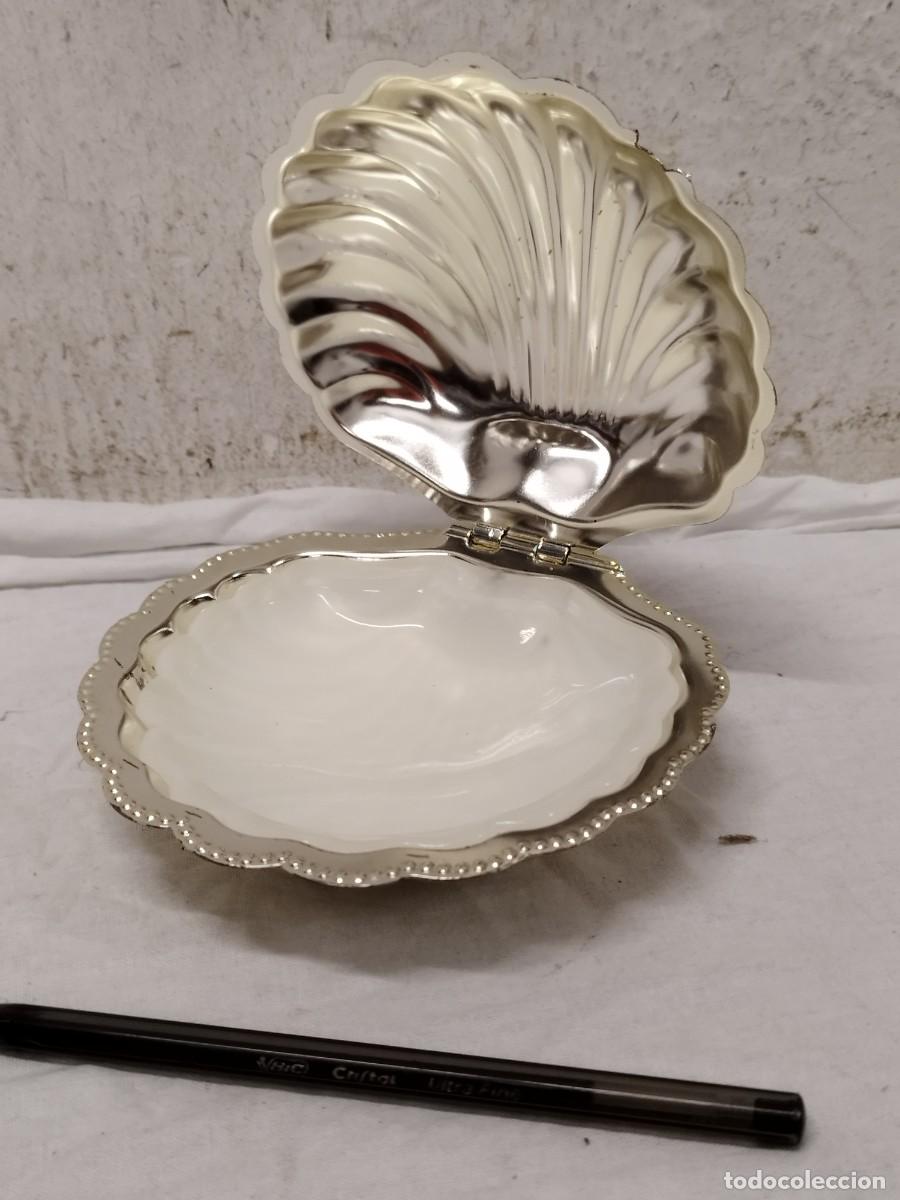 Antig&uuml;edades: Antigua jabonera en forma de concha marina. En metal con el interior de porcelana.