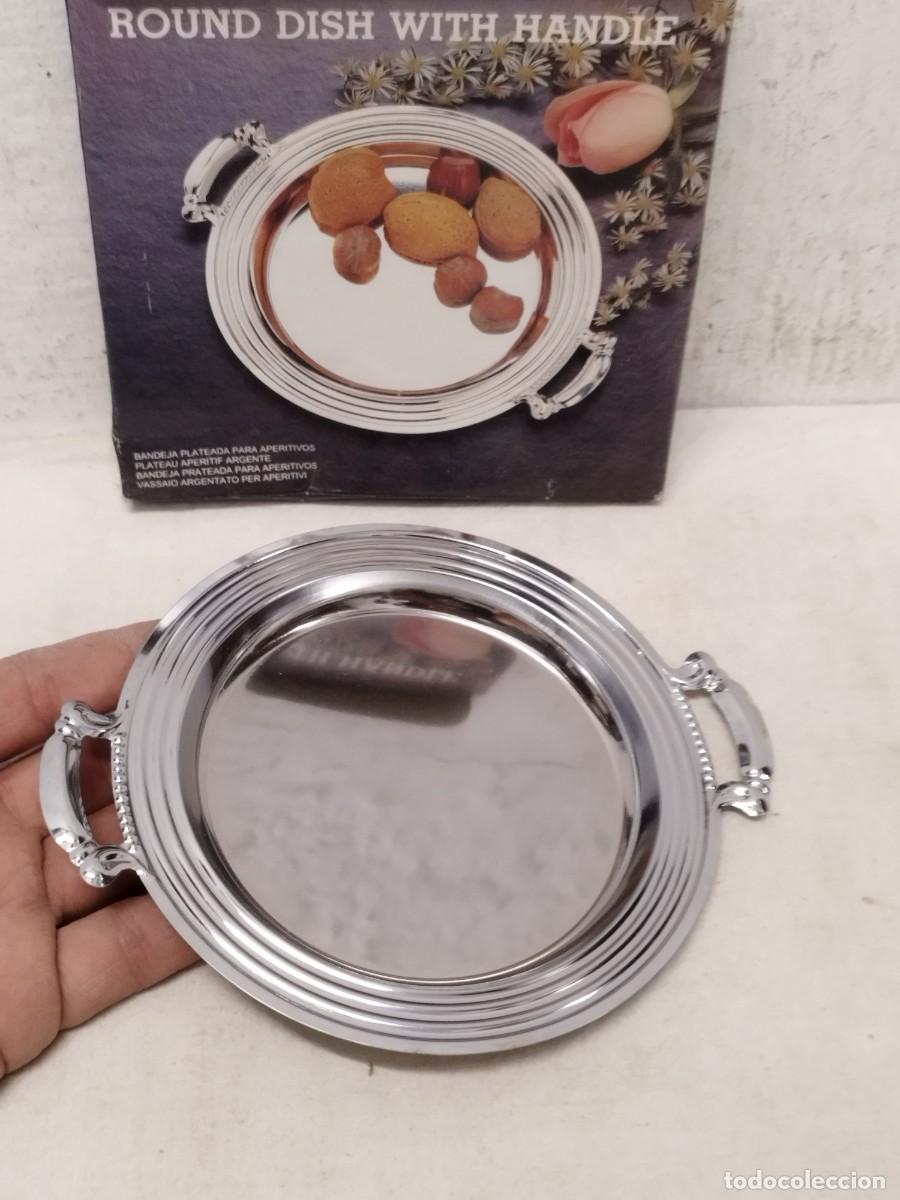Antig&uuml;edades: Plaro o peque&ntilde;a bandeja para aperitivos, en metal plateado, con su caja.