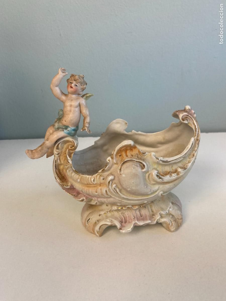 Antig&uuml;edades: CENTRO DE MESA CON FIGURA DE UN ANGEL QUERUBIN SENTADO - PORCELANA BISCUIT