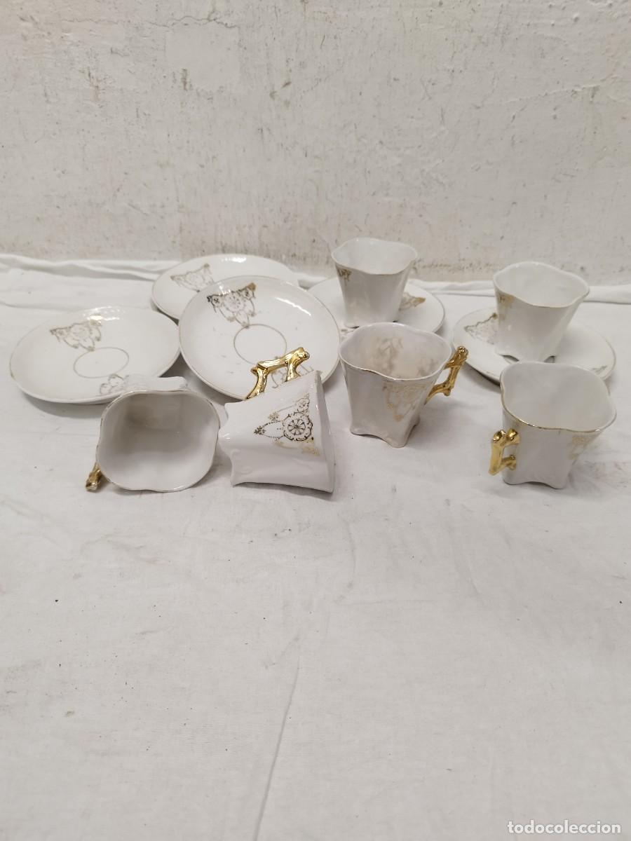 Antig&uuml;edades: Antiguo juego o conjunto de te de 12 piezas. Seis tazas de porcelana y 6 platos. Motivos florales.