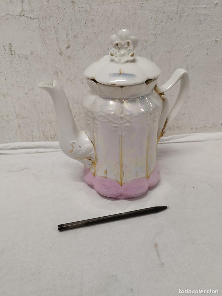 Antig&uuml;edades: Antigua cafetera de porcelana de principios sg. XX. No se si su tapa es la original Con pelo en base