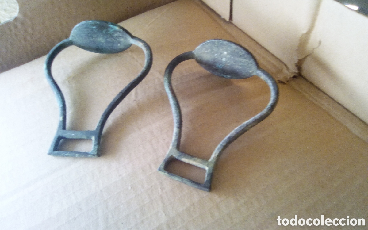 Antig&uuml;edades: Pareja de 2 antiguos estribos de caballer&iacute;a. Son de bronce, miden 9,5 x 11,5 cm.