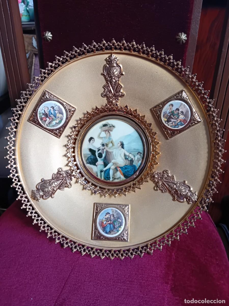 Antig&uuml;edades: Plato de bronce pavonado en oro con porcelanas con motivos de Goya y Murillo
