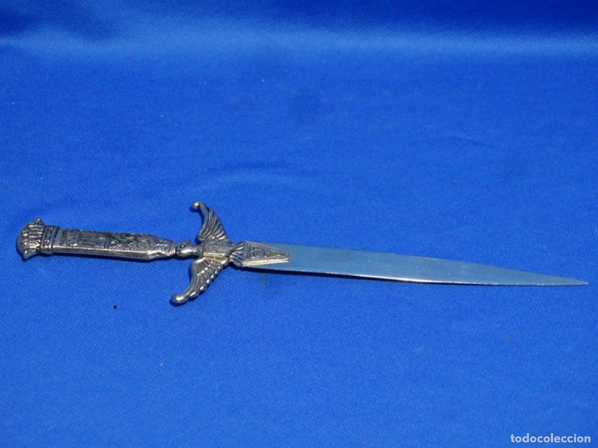 Antig&uuml;edades: DAGA ABRECARTAS DE METAL CON FORMA DE &Aacute;GUILA.