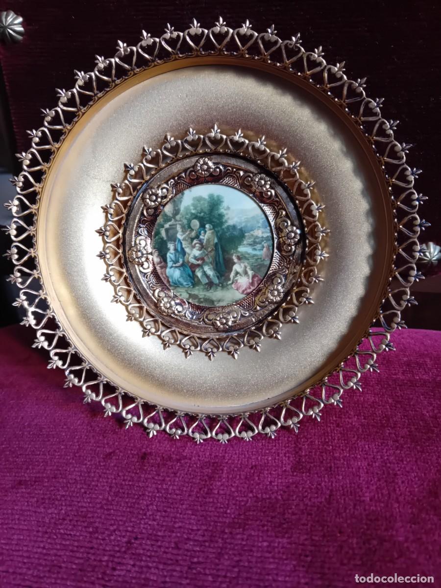 Antig&uuml;edades: Plato de bronce con esmalte y motivo del pintor Fragonard