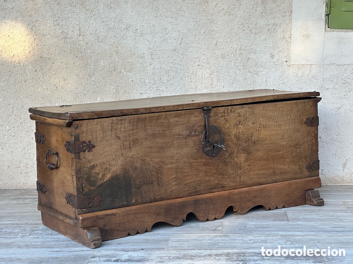 Antig&uuml;edades: Arc&oacute;n de nogal espa&ntilde;ol, s.XVIII. Grueso pa&ntilde;o madera y herrajes de forja.Arca ba&uacute;l cofre guardar ropa