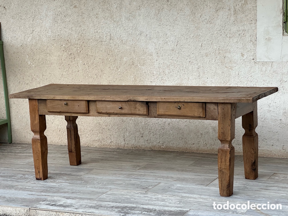 Antig&uuml;edades: Antigua mesa de nogal macizo espa&ntilde;ol con tres cajones, circa 1790. Gruesa madera baja pata aguja.