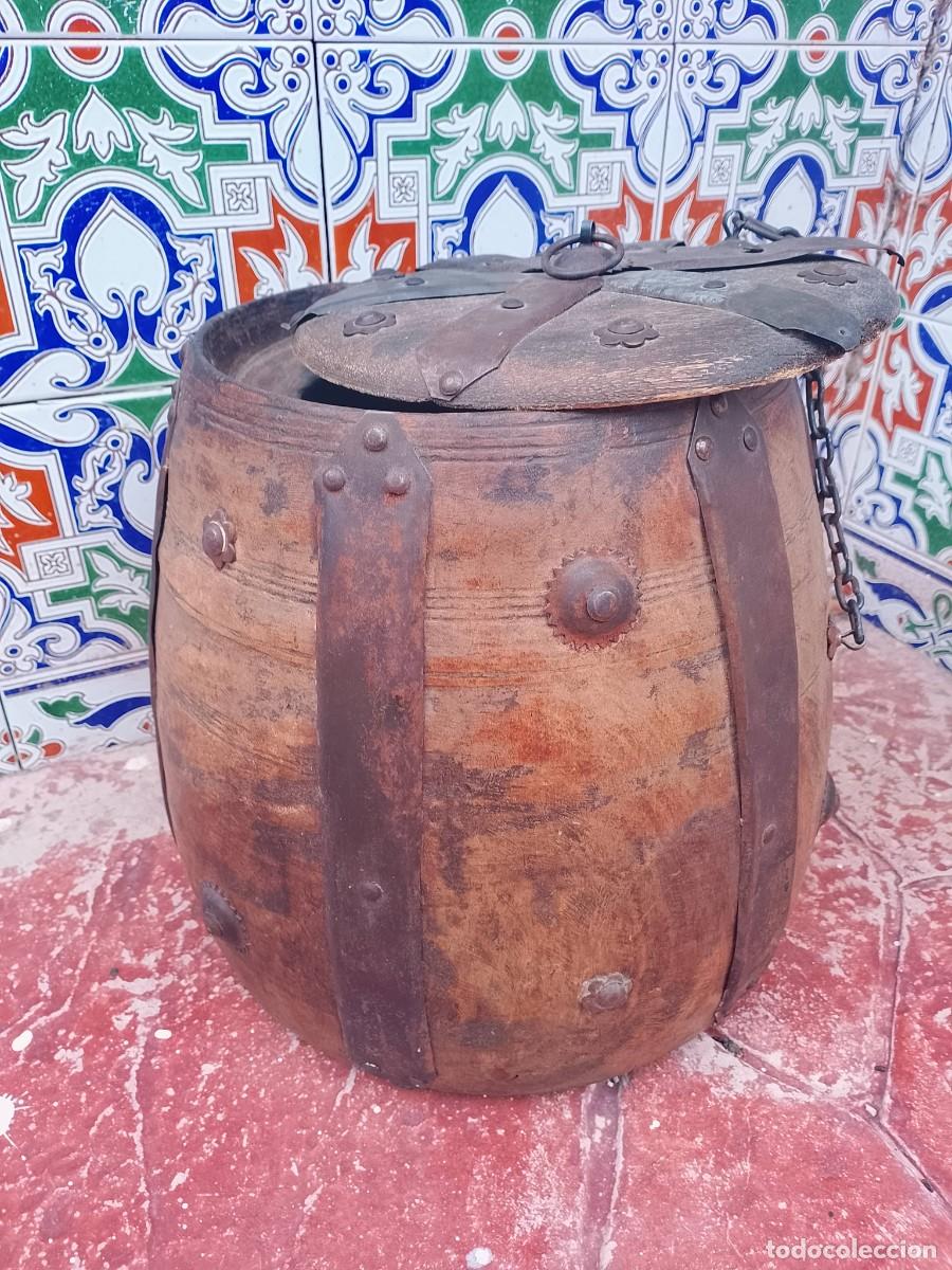 Antig&uuml;edades: Antigua caja/ cofre madera con hierro - Foto 1