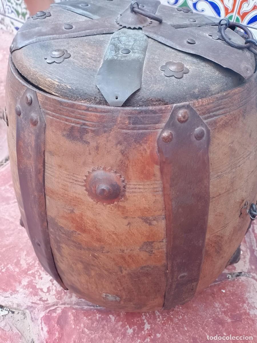 Antig&uuml;edades: Antigua caja/ cofre madera con hierro - Foto 3