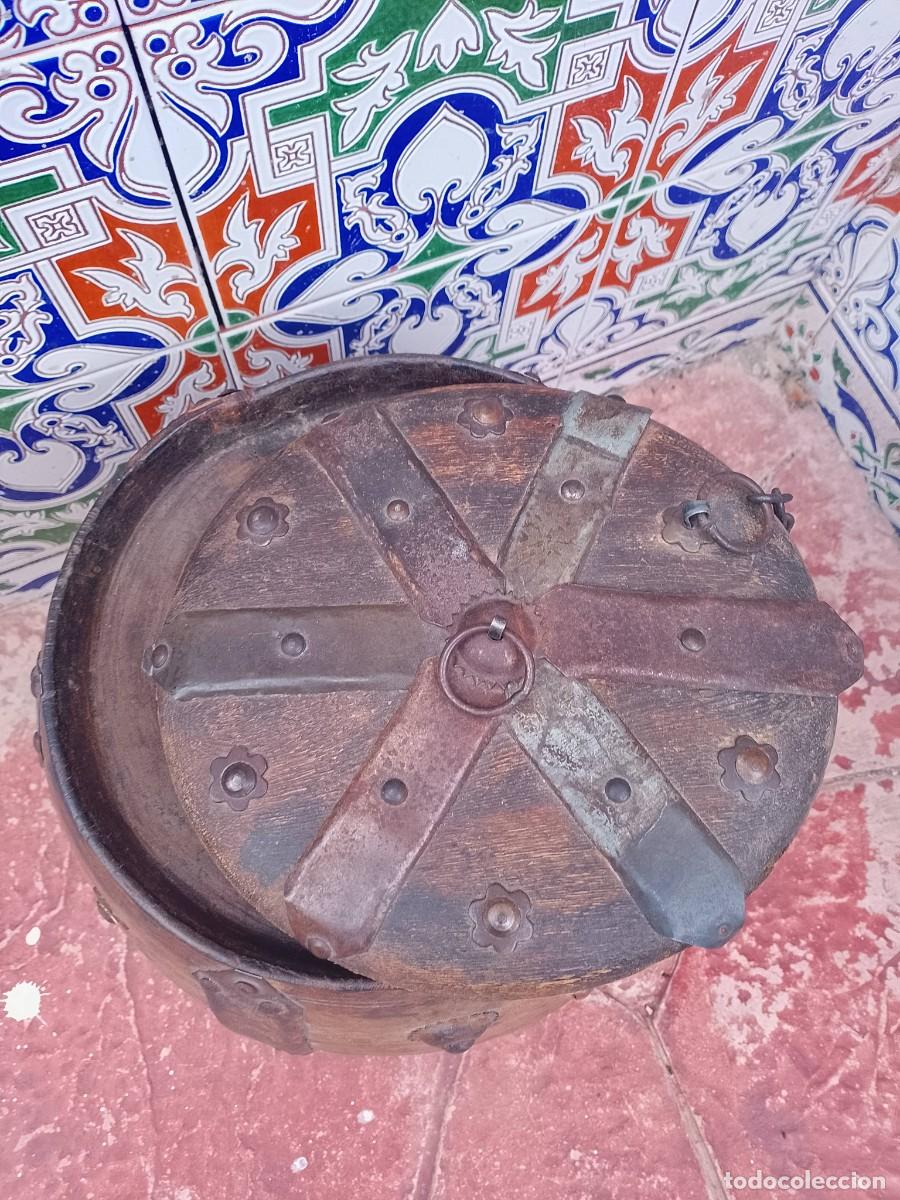 Antig&uuml;edades: Antigua caja/ cofre madera con hierro - Foto 8