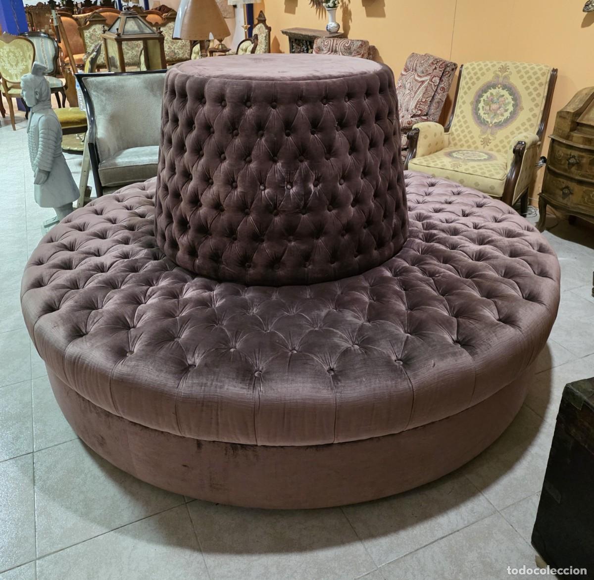 Antig&uuml;edades: Sof&aacute; circular tipo banqueta con tapizado capiton&eacute; y un respaldo central c&oacute;nico
