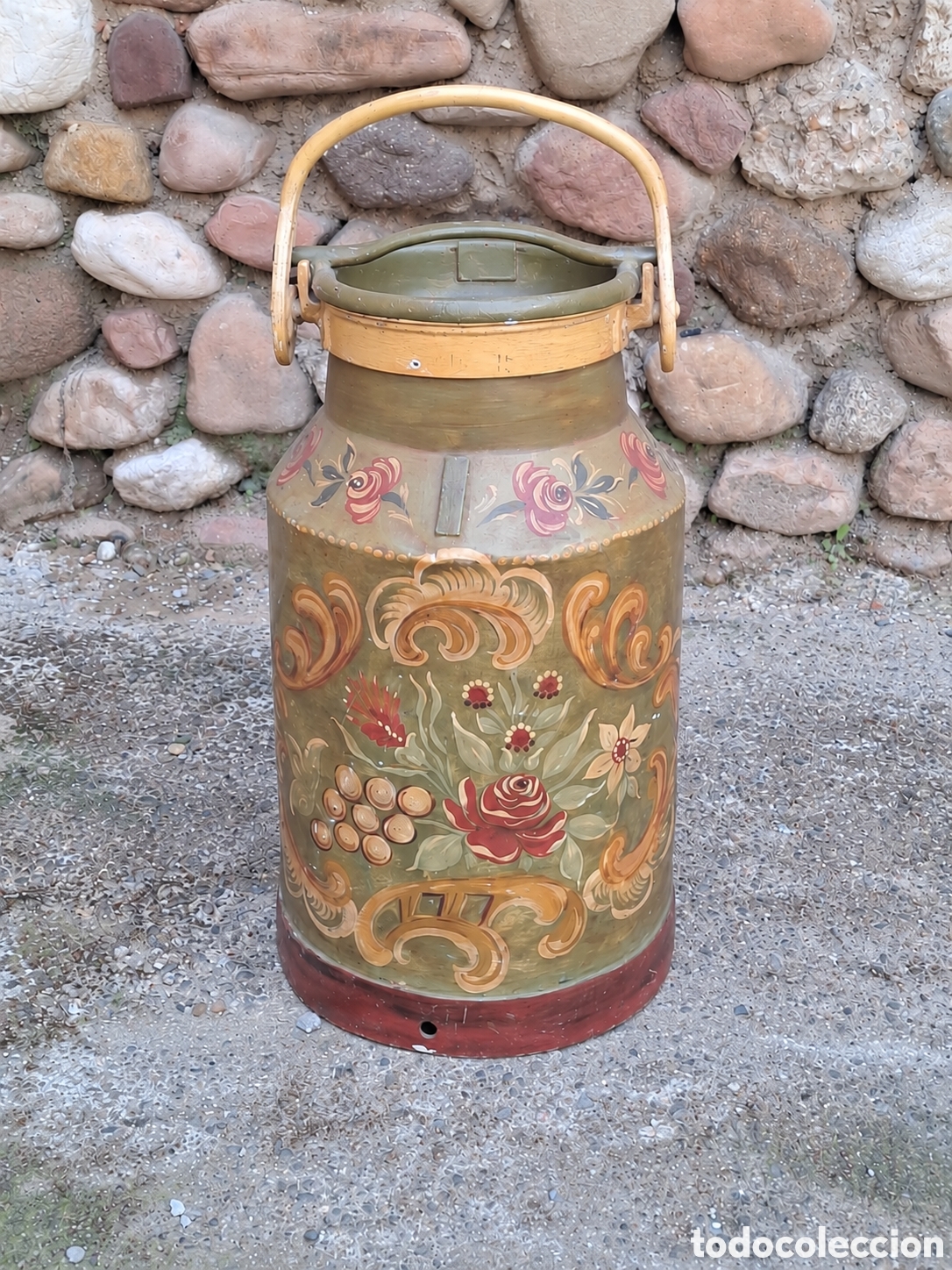 Antig&uuml;edades: Antigua lechera met&aacute;lica con tapa y cierre original &ndash; Pintura floral estilo alpino