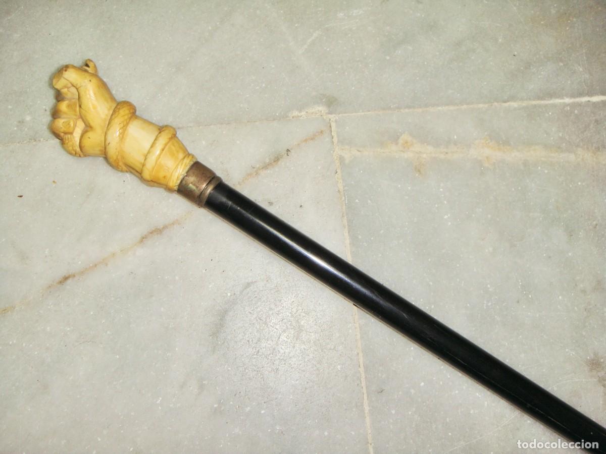 Antig&uuml;edades: Bast&oacute;n antiguo con empu&ntilde;adura de hueso tallado &middot; Mano con serpiente enrollada &middot; ca. 1880&ndash;1920