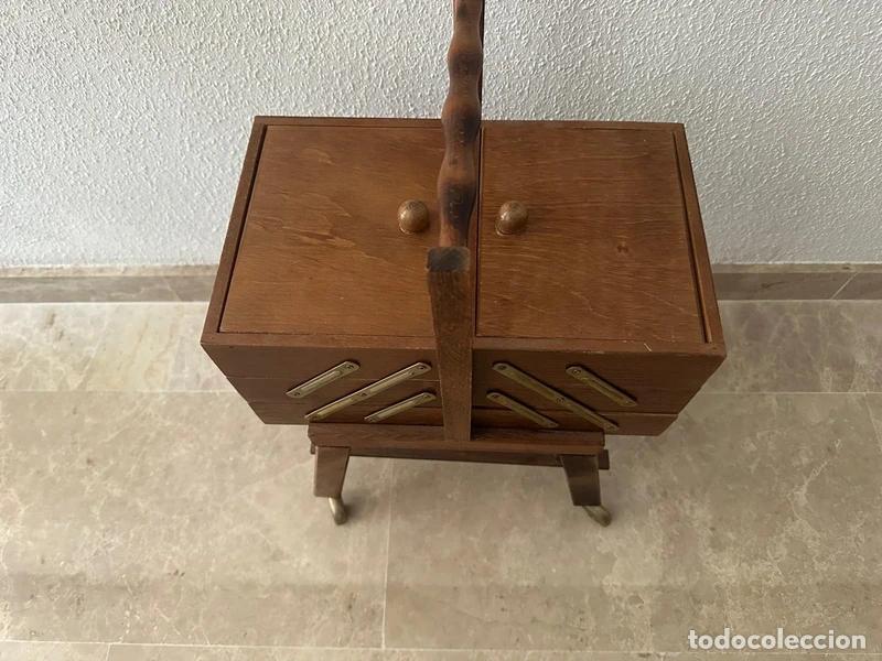 Antiques: bonito costurero de madera
