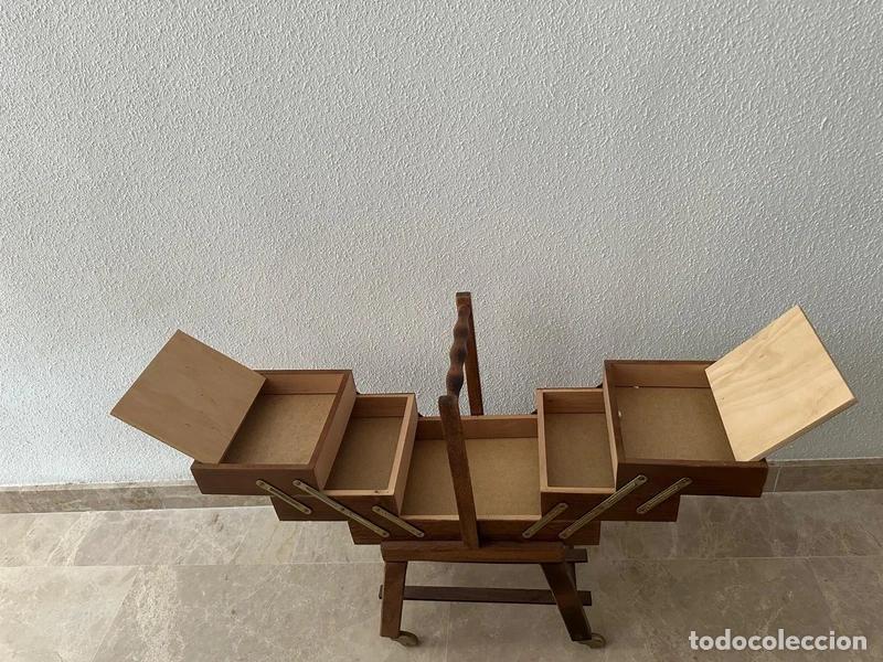 Antig&uuml;edades: bonito costurero de madera - Foto 2