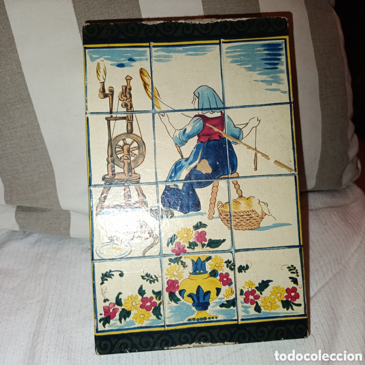 Antig&uuml;edades: Antigua caja de cart&oacute;n de Medias - Ilustraci&oacute;n costumbrista de azulejos (Hiladora) - A&ntilde;os 50