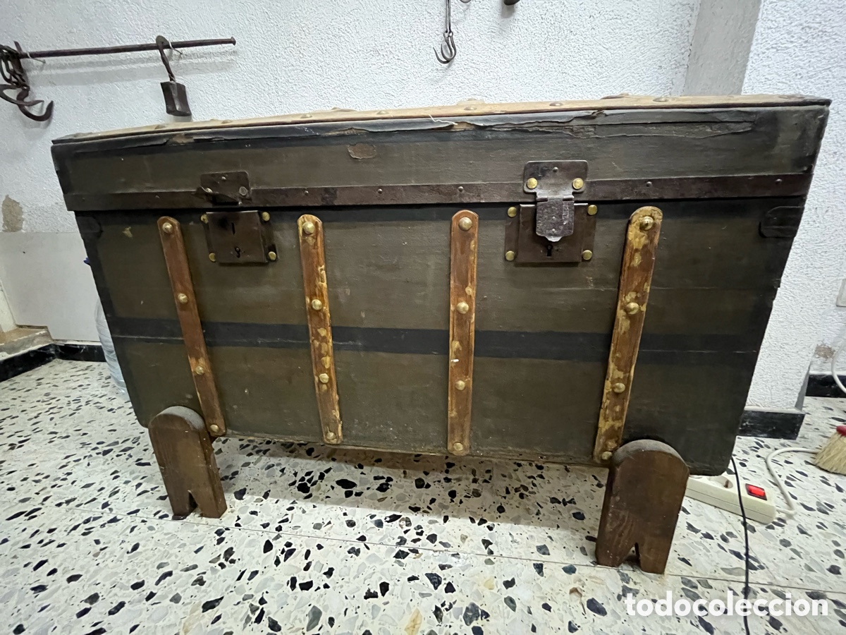 Antig&uuml;edades: Ba&uacute;l antiguo grande de madera y metal