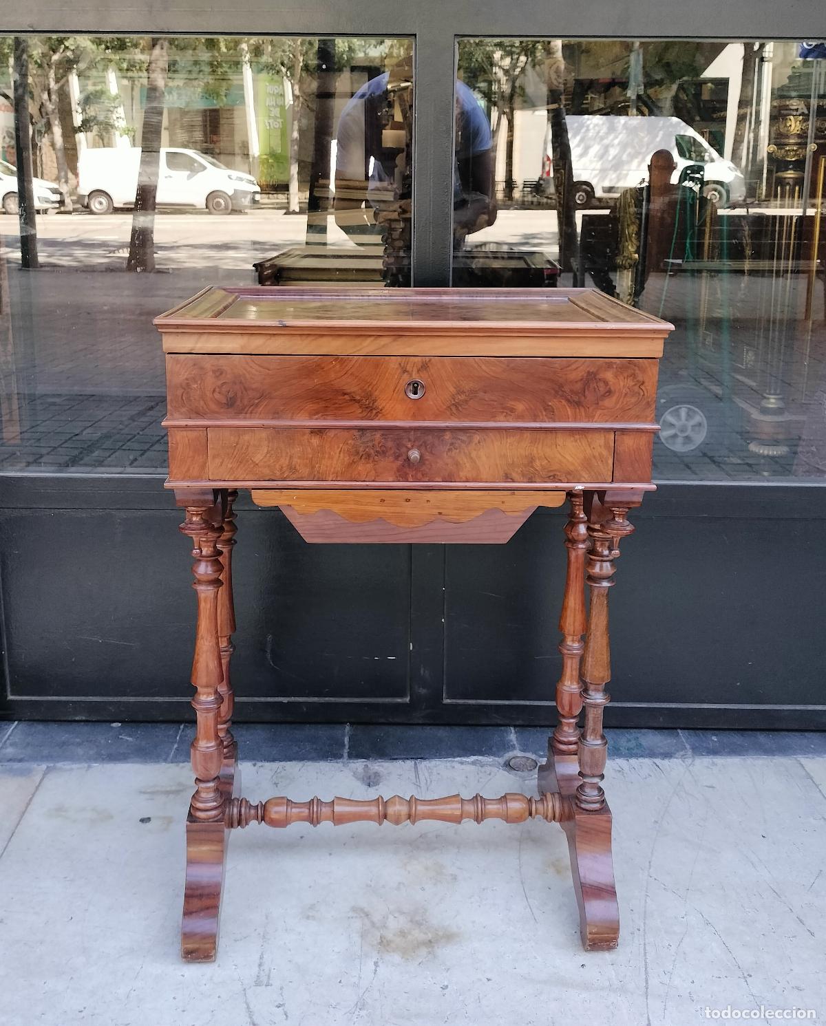 Antig&uuml;edades: ANTIGUA MESA COSTURERO DE ESTILO LOUIS PHILIPPE. MADERA DE NOGAL. ESPA&Ntilde;A. SIGLO XIX.